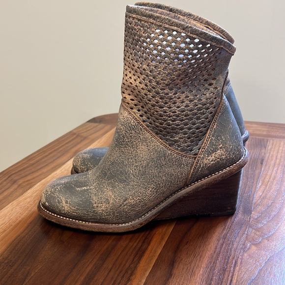 Bed Stu Cobbler Leather Duchess Perforated Wedge Pull On Boots Smoke Grey Lux 9 - Picture 3 of 13